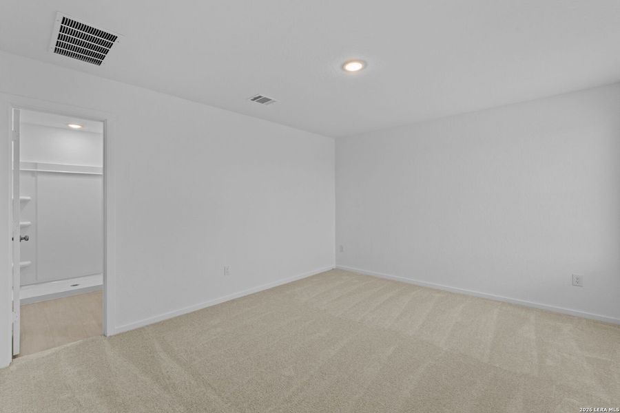 Spacious, unfurnished interior of a new home in Guadalupe Ridge, New Braunfels (Image 25).