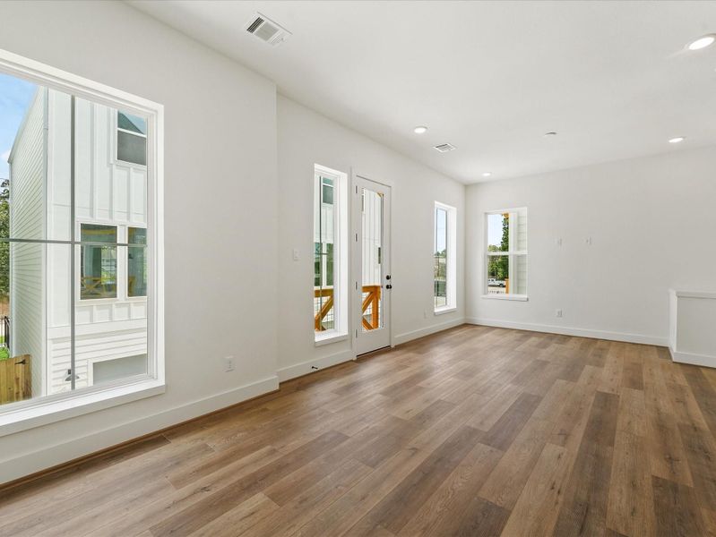 Spacious, unfurnished interior of a new home in , Houston (Image 19).