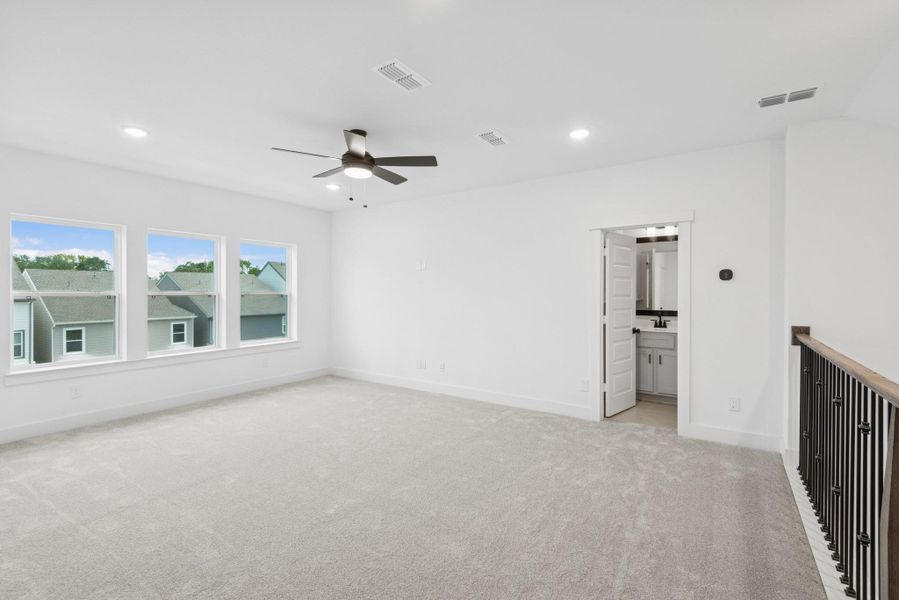 Spacious, unfurnished interior of a new home in Retreat at Oak Park, Houston (Image 13).