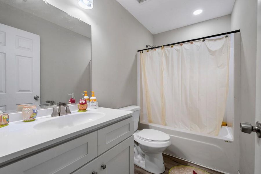 Image 4 of a home in . Image 4 of a home in .