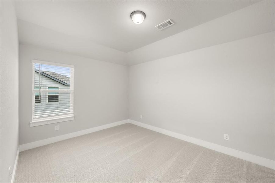 Spacious, unfurnished interior of a new home in Llano Springs, Fort Worth (Image 26).