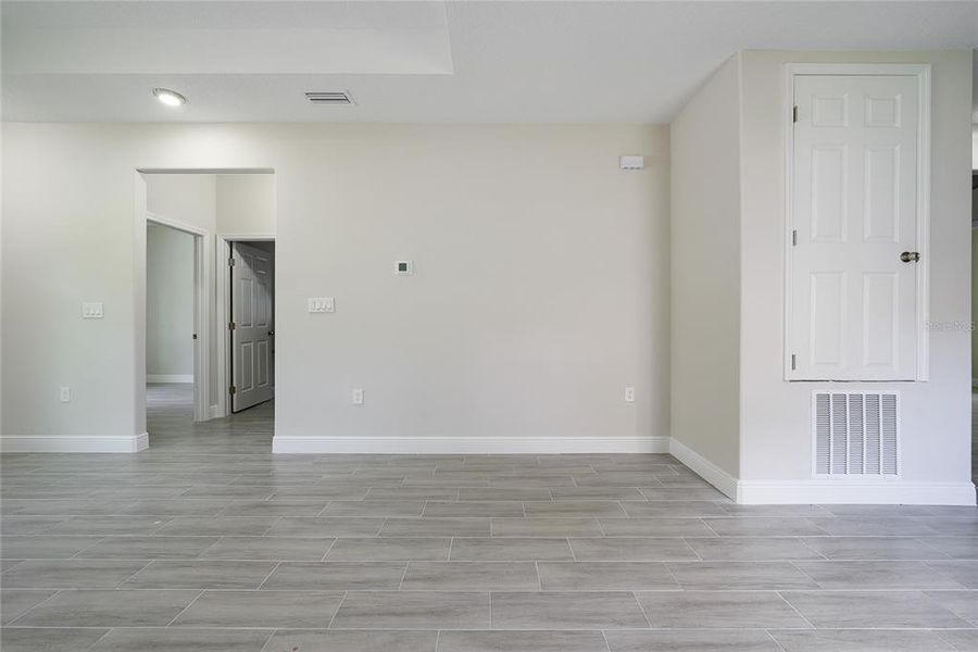 Spacious, unfurnished interior of a new home in , Orlando (Image 25).