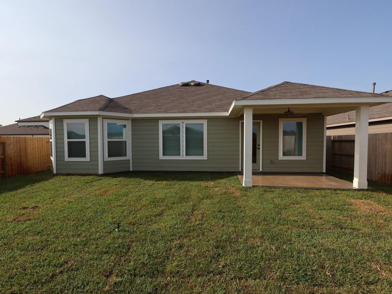 Exterior details and patio area of a home in Ambrose, La Marque (Image 4).