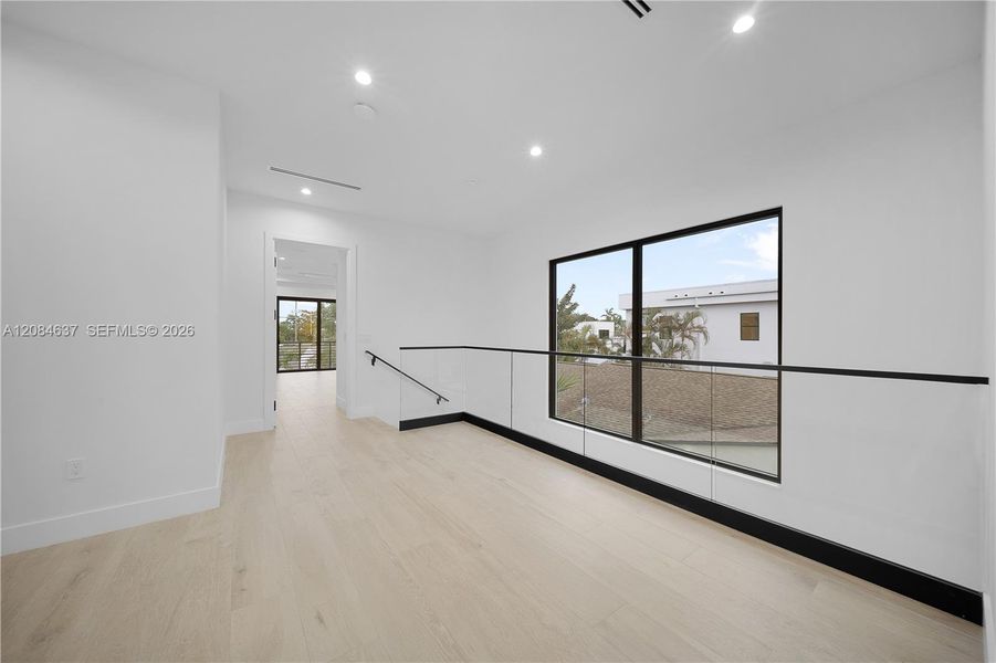 Spacious, unfurnished interior of a new home in , Fort Lauderdale (Image 24).