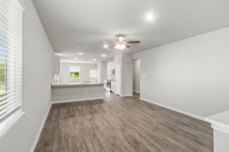 Spacious, unfurnished interior of a new home in Deer Creek, Crowley (Image 15).