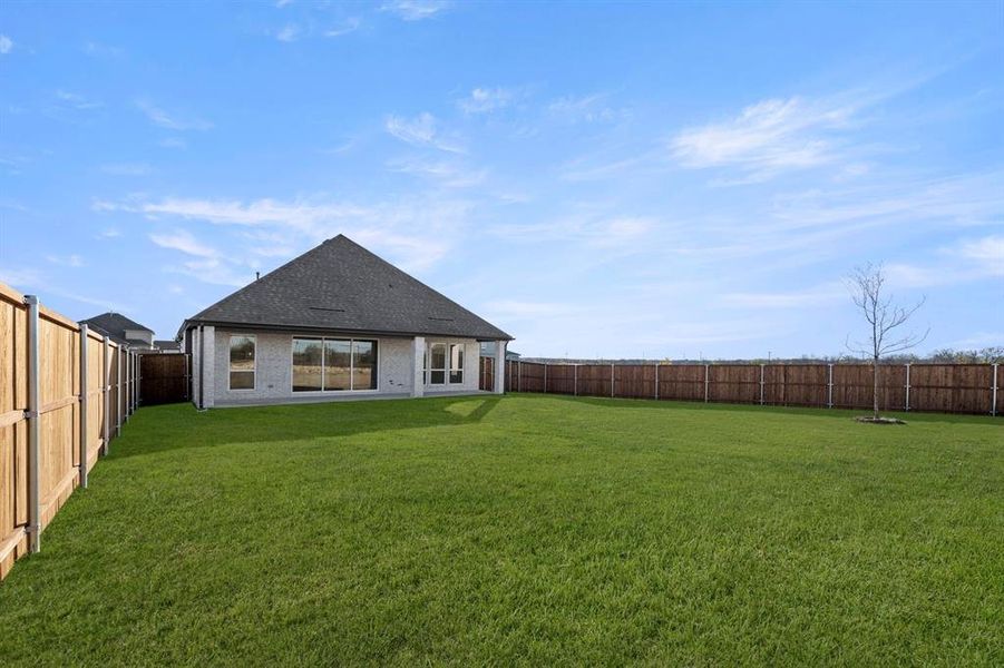 Exterior details and patio area of a home in Edgewood Creek, Celina (Image 4).