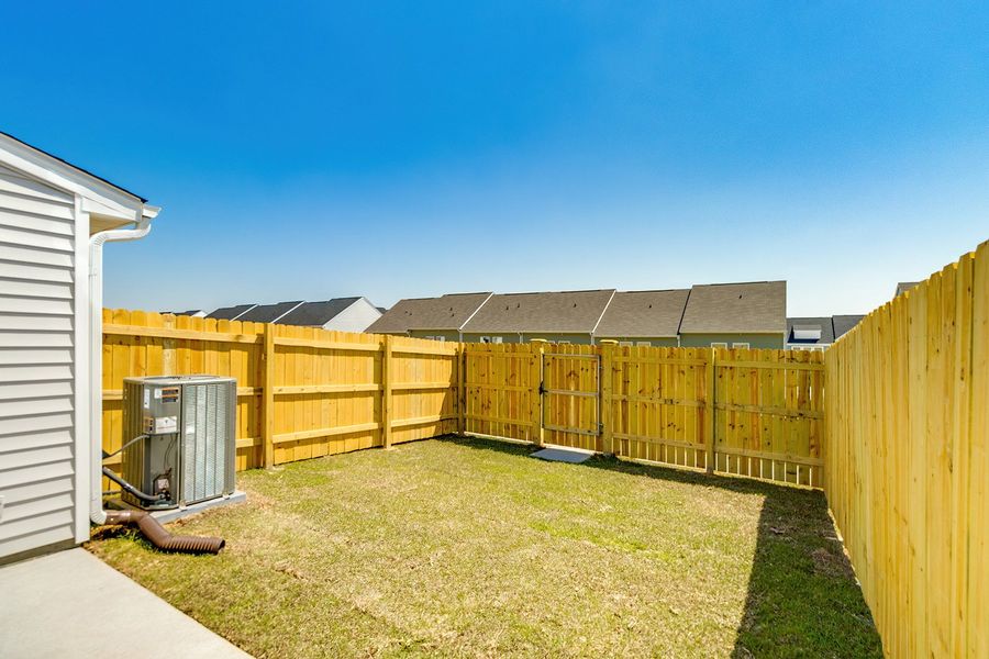 Exterior details and patio area of a home in Astoria, Columbia (Image 18).