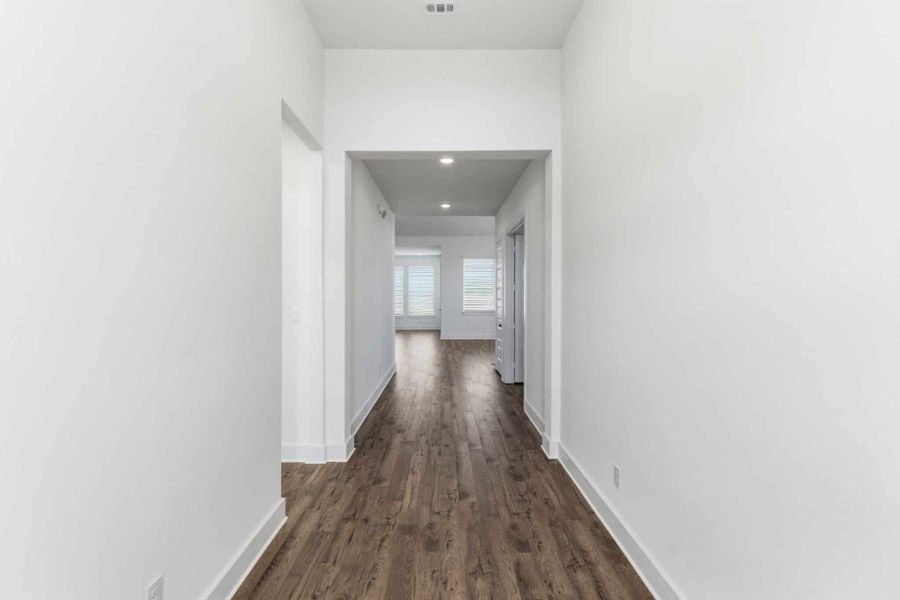 Spacious, unfurnished interior of a new home in Sienna Lakes, San Antonio (Image 18). Spacious, unfurnished interior of a new home in Sienna Lakes, San Antonio (Image 18).