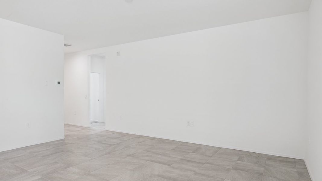 Spacious, unfurnished interior of a new home in Quail Ranch, San Tan Valley (Image 11).