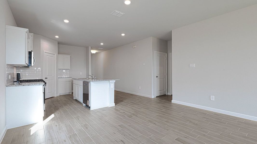 Spacious, unfurnished interior of a new home in The Canyons, Keene (Image 14).