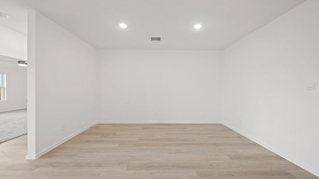 Spacious, unfurnished interior of a new home in Sunterra Lakes, Brookshire (Image 20).