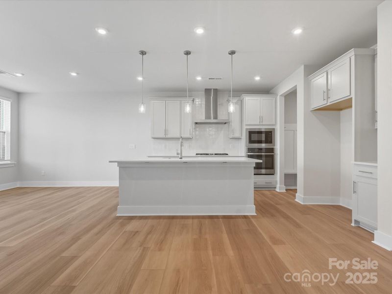 Large central island ideal for casual dining and entertaining.