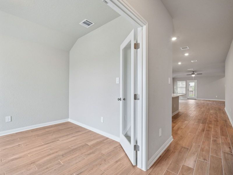 Spacious, unfurnished interior of a new home in Comanche Ridge, San Antonio (Image 17).