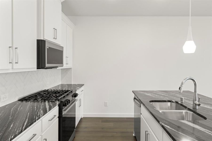 13. 2009 Aldrich - Kitchen (4)