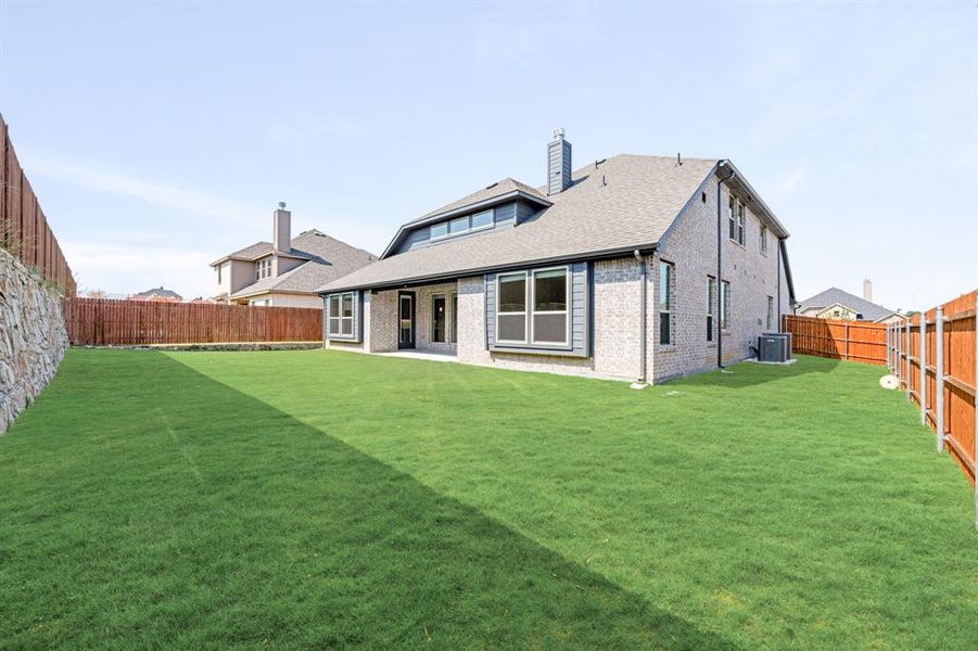 Exterior details and patio area of a home in Ridgepoint, Midlothian (Image 3).