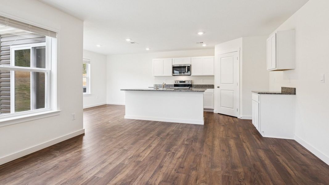 Spacious, unfurnished interior of a new home in Emory Creek, Harriman (Image 8).