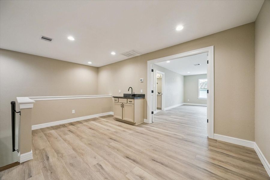 Spacious, unfurnished interior of a new home in , Kemah (Image 33).