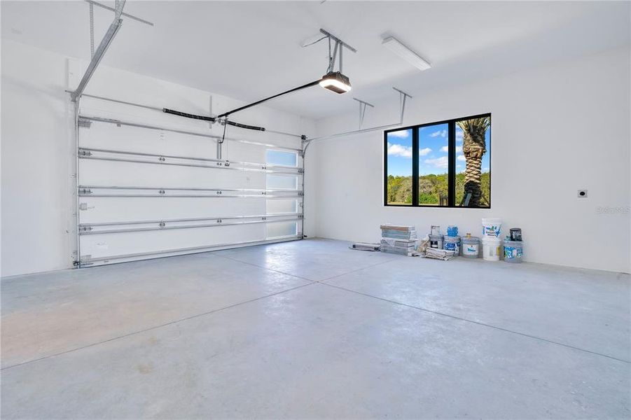 Spacious, unfurnished interior of a new home in , Orlando (Image 43).