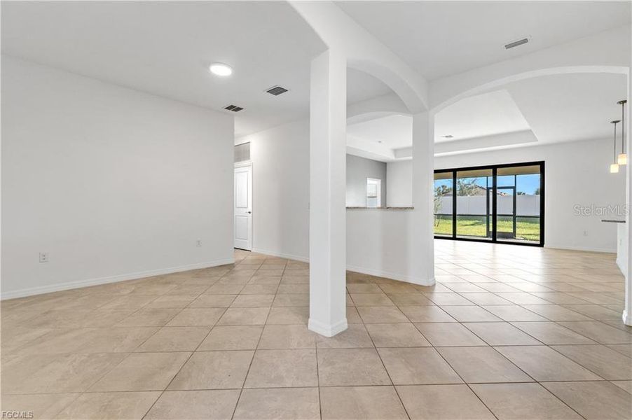 Spacious, unfurnished interior of a new home in , Fort Myers (Image 27).