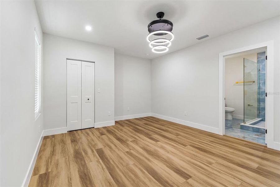 Spacious, unfurnished interior of a new home in , Tampa (Image 43).