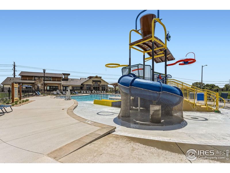 Community pool with resort-style splash pad! Community pool with resort-style splash pad!