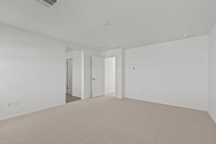 Spacious, unfurnished interior of a new home in Skyline Village Enclaves, San Tan Valley (Image 15).