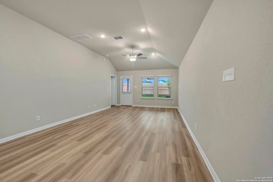 Spacious, unfurnished interior of a new home in Park Place, New Braunfels (Image 32).