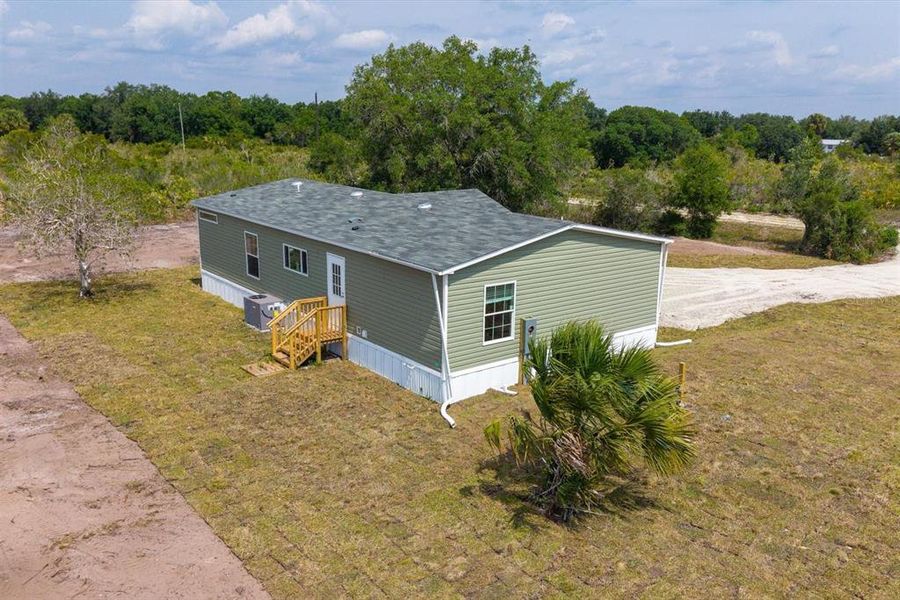 Exterior details and patio area of a home in , Okeechobee (Image 17).