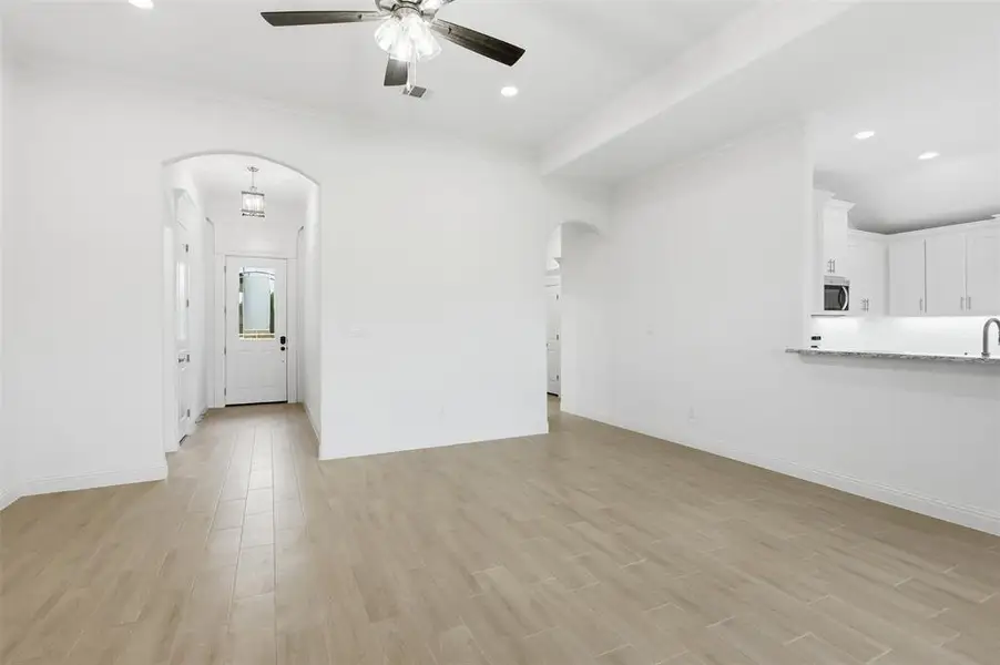 Spacious, unfurnished interior of a new home in , Tolar (Image 24).