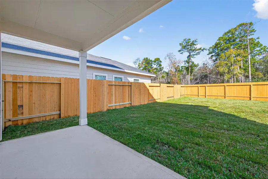 Exterior details and patio area of a home in Woodland Lakes, Houston (Image 30).
