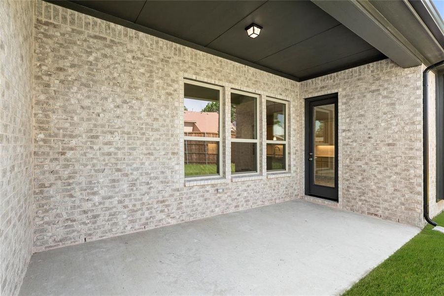 Exterior details and patio area of a home in Lake Shore Village, Rowlett (Image 3).
