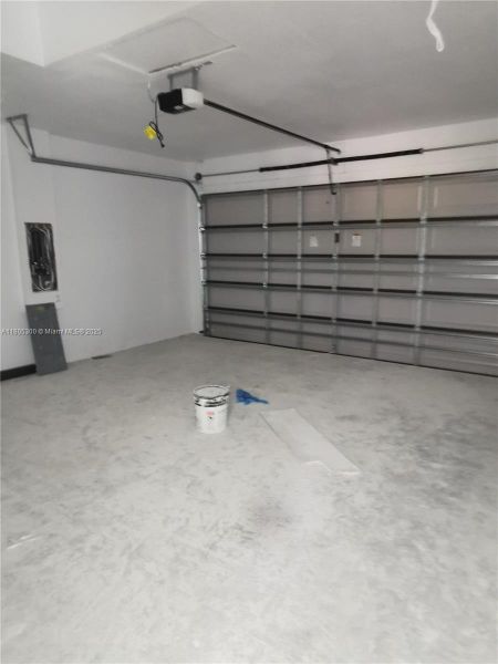 Spacious, unfurnished interior of a new home in , Lehigh Acres (Image 10).