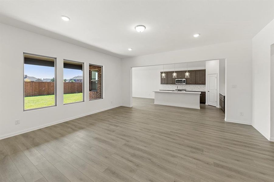 09. 1322 Parkdale - Family (2) 09. 1322 Parkdale - Family (2)