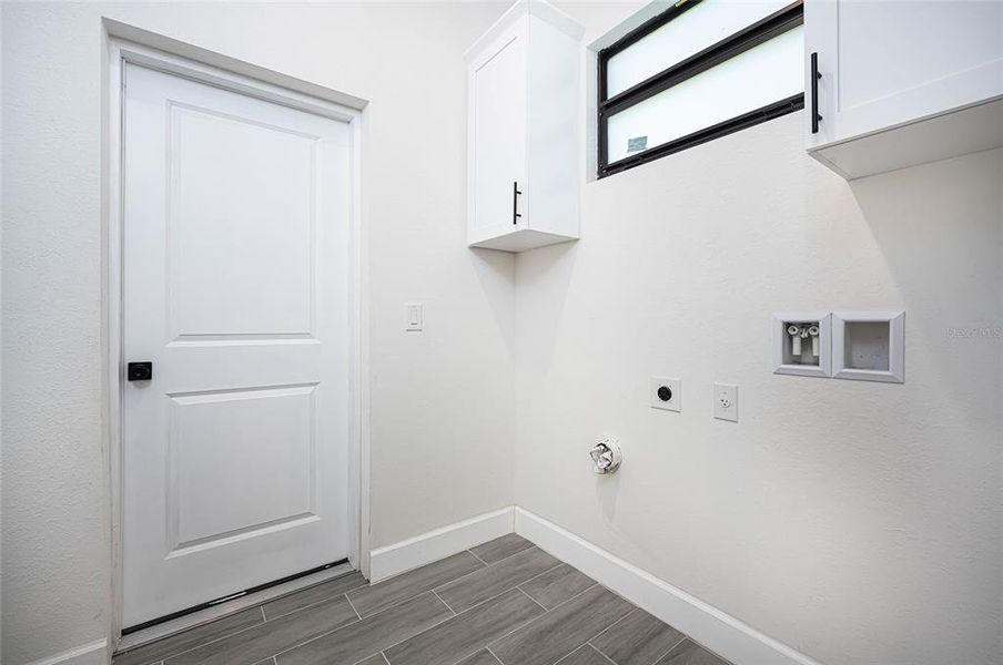 Spacious, unfurnished interior of a new home in , Rotonda West (Image 40).