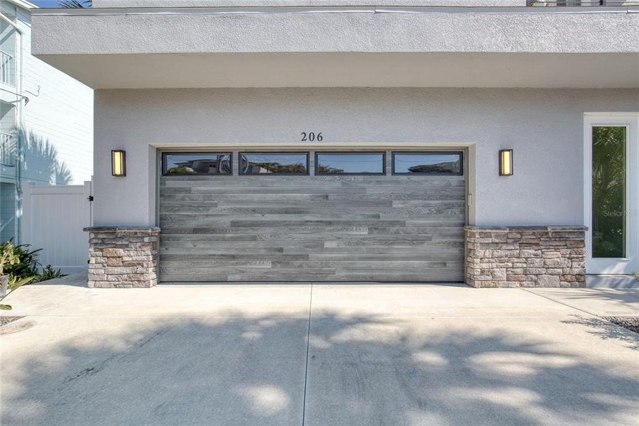 Exterior details and patio area of a home in , Daytona Beach (Image 4).