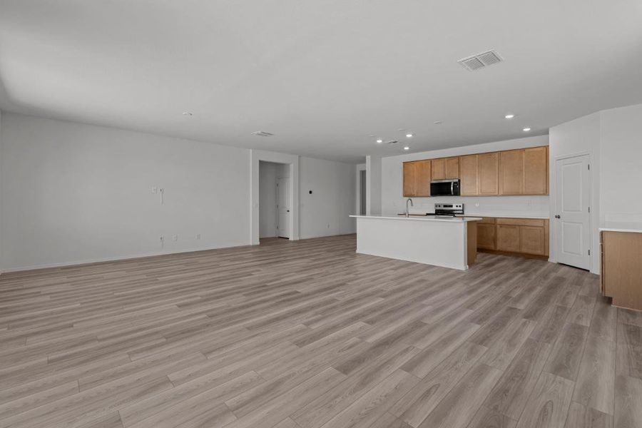 Spacious, unfurnished interior of a new home in Mystic Vista Enclaves, Buckeye (Image 8).
