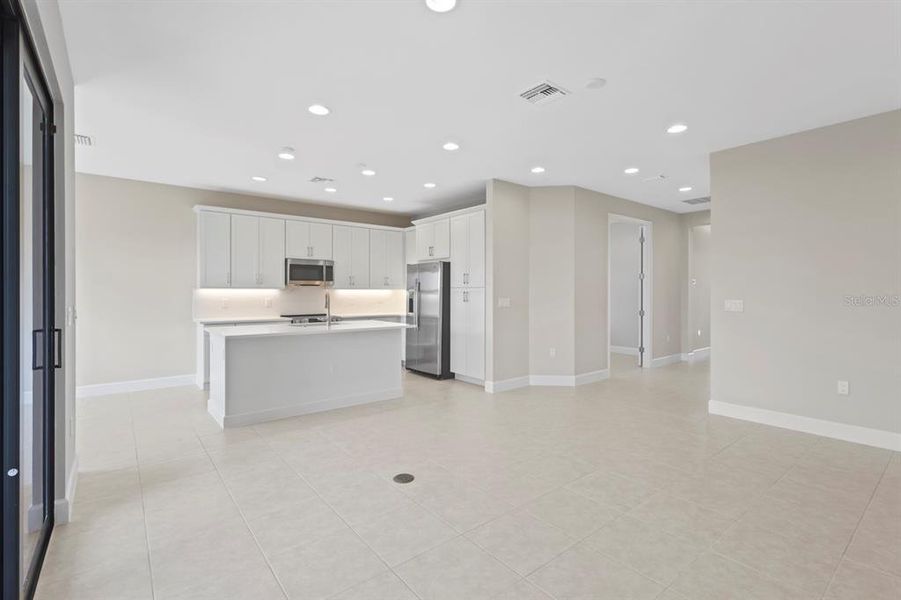 Spacious, unfurnished interior of a new home in , Fort Myers (Image 13).