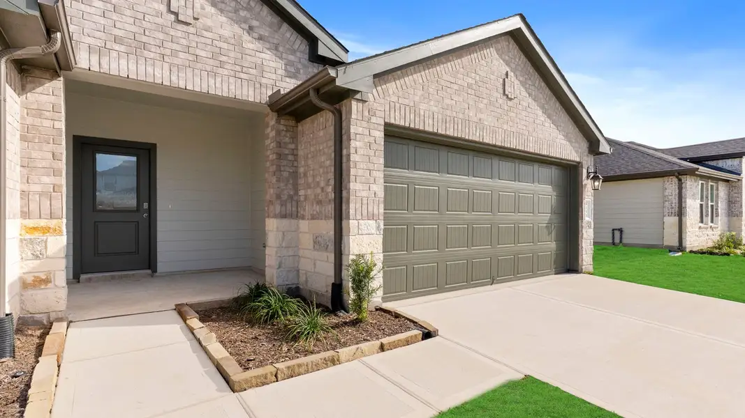 Exterior details and patio area of a home in Evergreen, Rosenberg (Image 2).