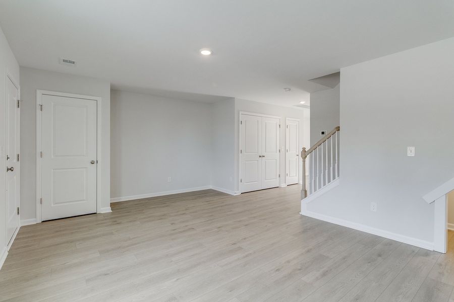 Spacious, unfurnished interior of a new home in Astoria, Columbia (Image 14).