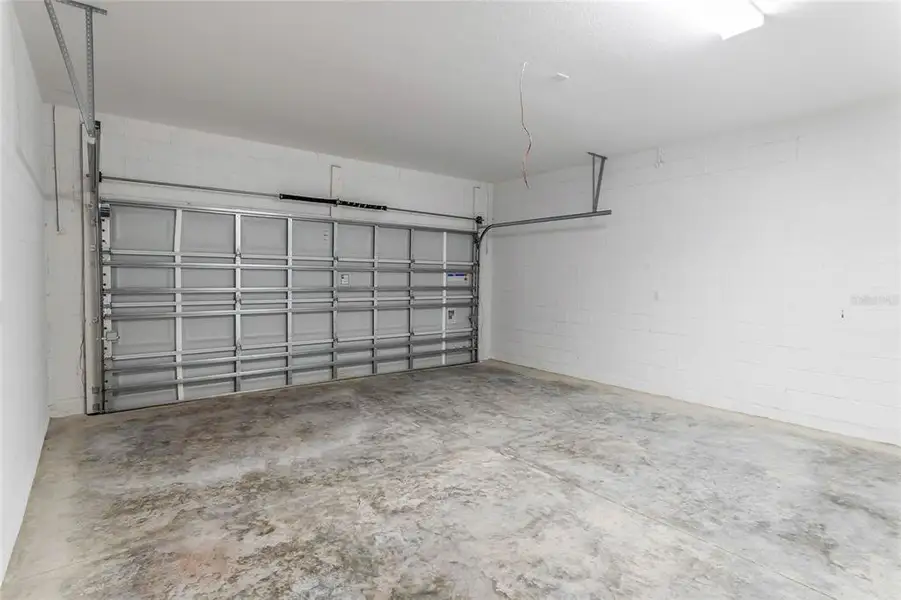 Spacious, unfurnished interior of a new home in Grand Isle, Grand Island (Image 13).