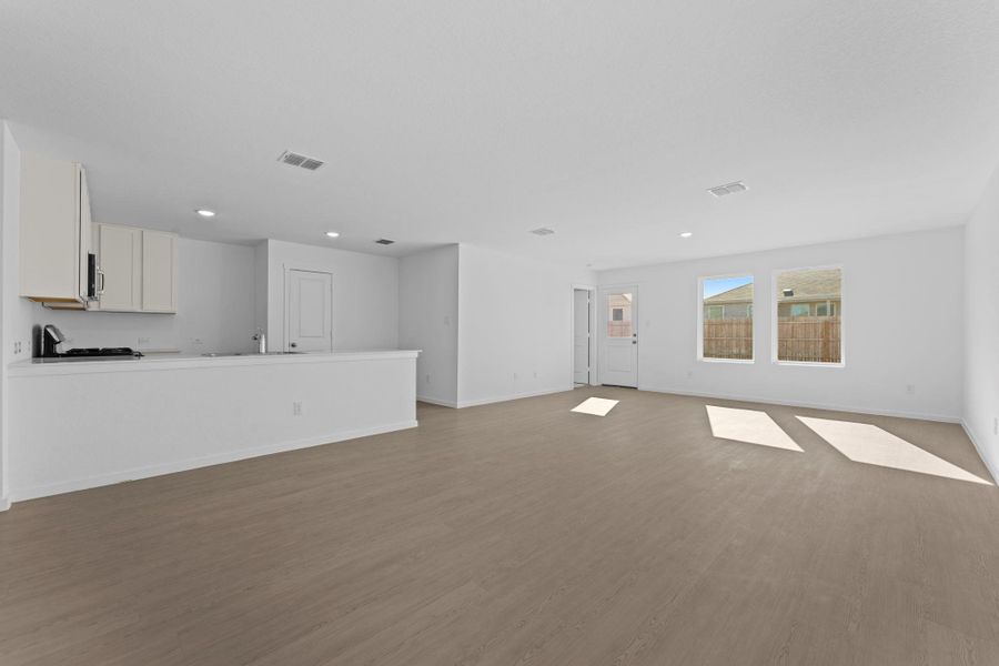 Spacious, unfurnished interior of a new home in Friendship Oaks, Fredericksburg (Image 19).