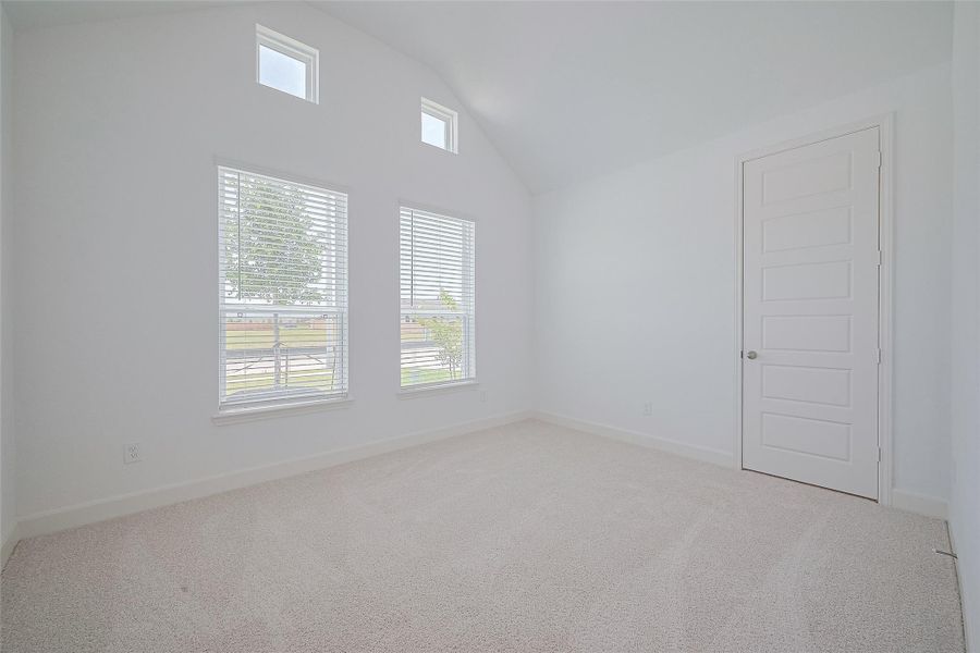 Spacious, unfurnished interior of a new home in Lago Mar, Texas City (Image 30).