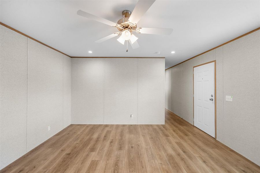 Spacious, unfurnished interior of a new home in , Navasota (Image 11).