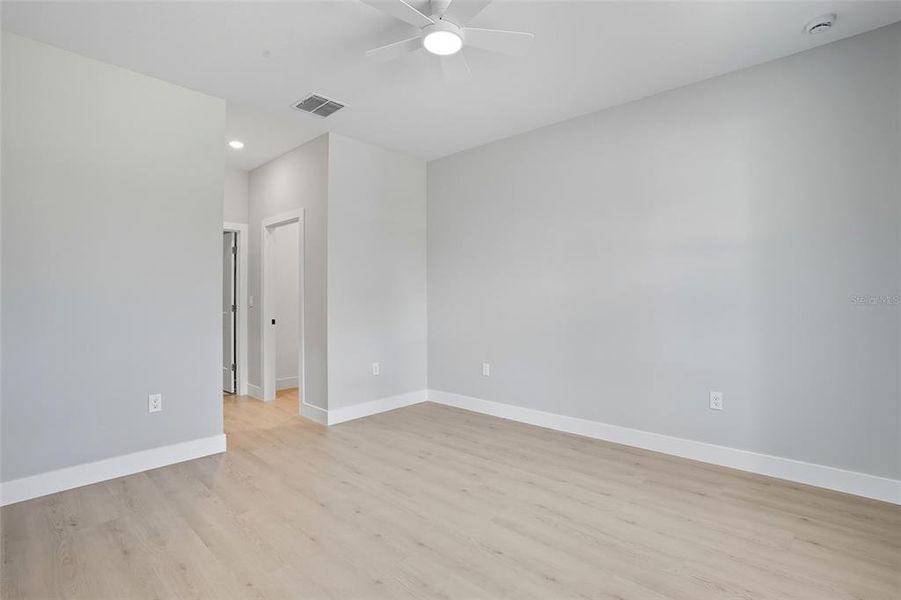 Spacious, unfurnished interior of a new home in , Lehigh Acres (Image 14).