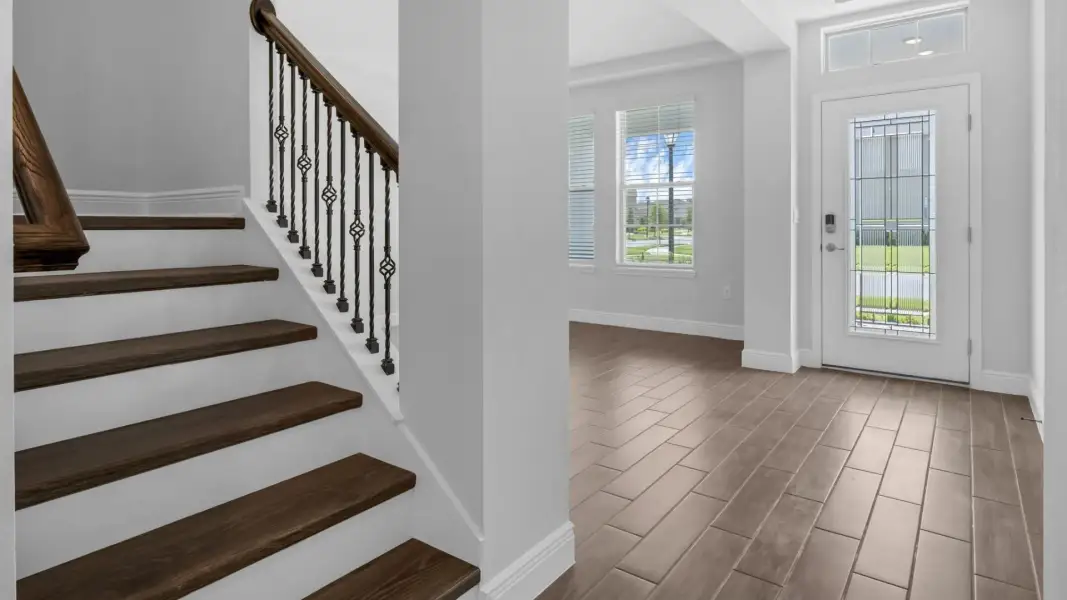 Spacious, unfurnished interior of a new home in Waterleigh, Winter Garden (Image 10).