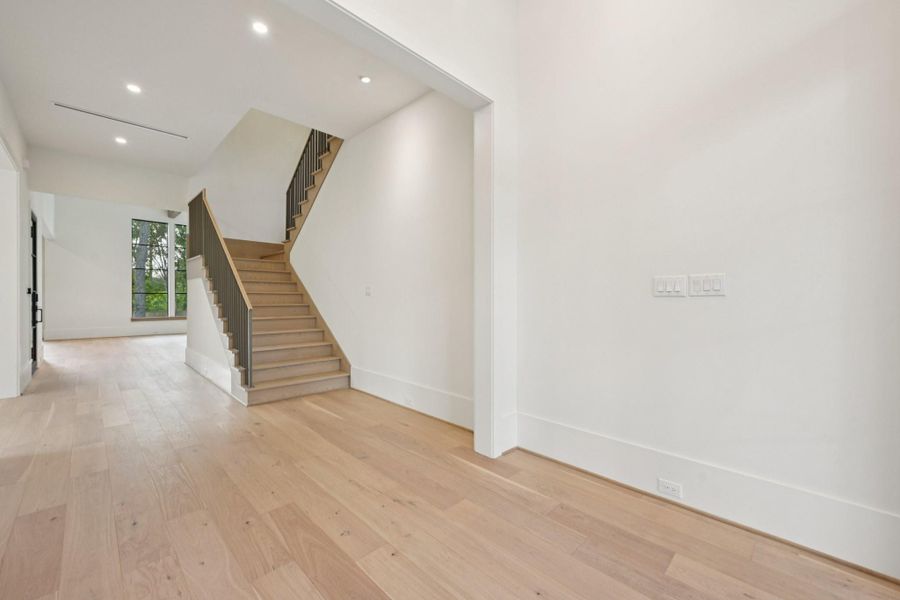 Spacious, unfurnished interior of a new home in , Houston (Image 43).