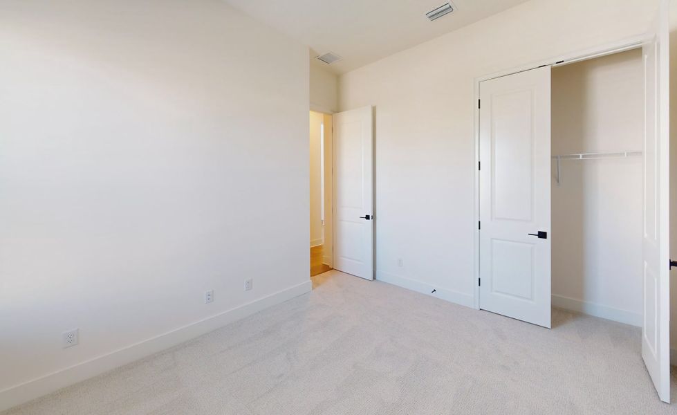 Spacious, unfurnished interior of a new home in Seven Pines, Jacksonville (Image 19).