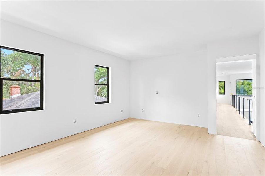 Spacious, unfurnished interior of a new home in , Tampa (Image 13).