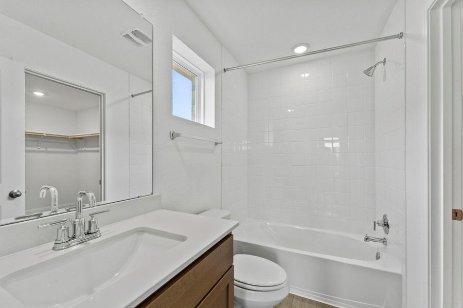 Furnished interior view inside a new home in Riverview, Georgetown (Image 10).