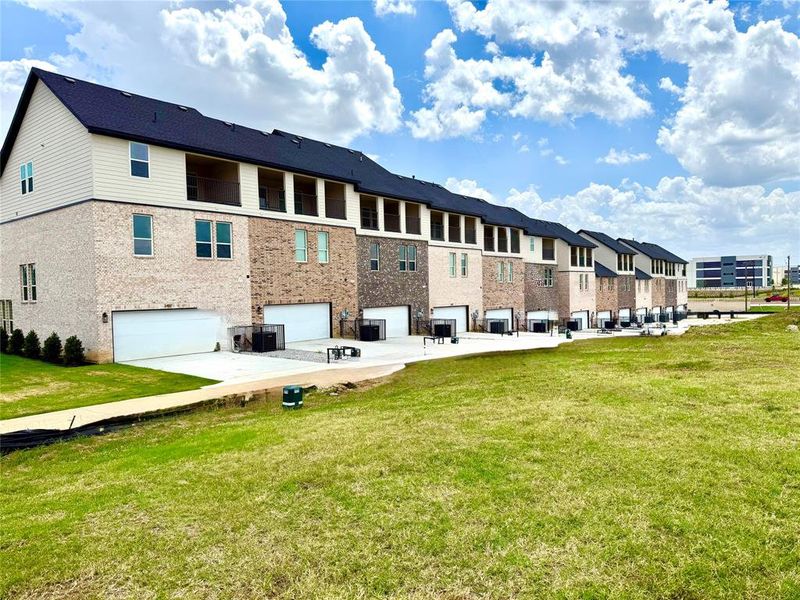 Exterior details and patio area of a home in Aspen Square Townhomes, Irving (Image 3).